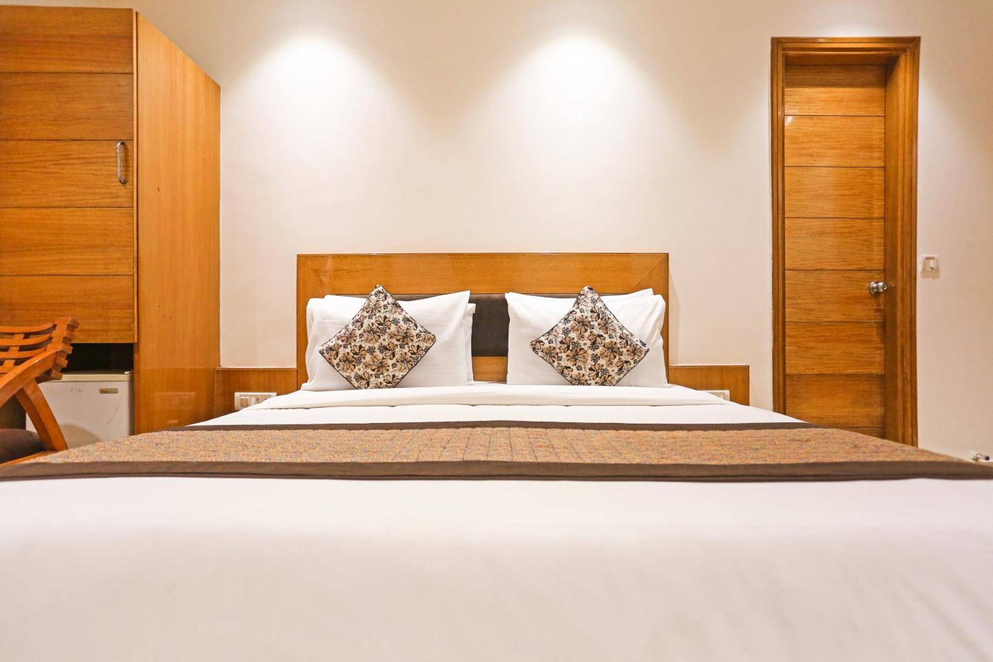 Hotel Silky Palace Near Igi Airportt Нью-Делі Екстер'єр фото